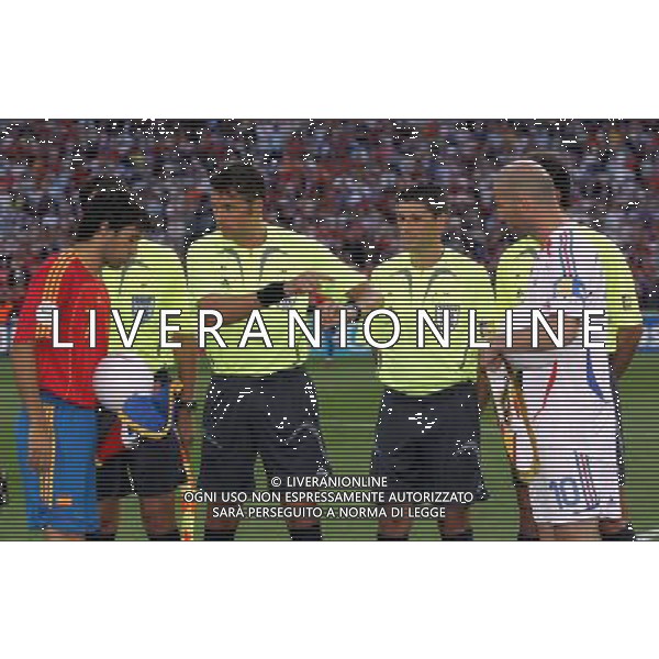 Spagna - Francia Mondiali Germania 27/06/2006 nella foto ARBITRO ROSETTI CON RAUL E ZIDANE ph luzzani/ag. aldo liverani