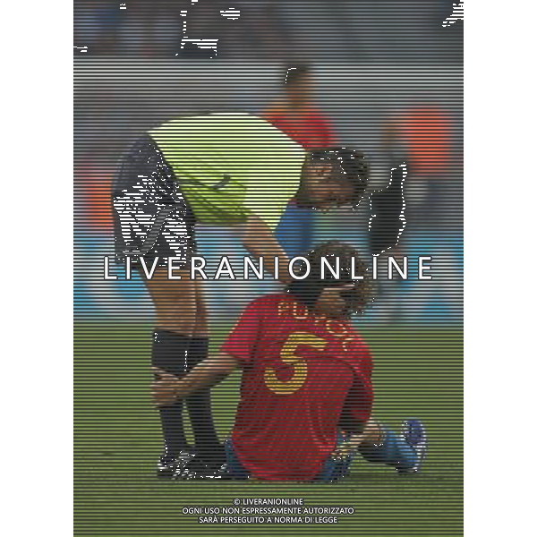 Spagna - Francia Mondiali Germania 27/06/2006 nella foto ARBITRO ROSETTI CON PUYOL A TERRA ph luzzani/ag. aldo liverani