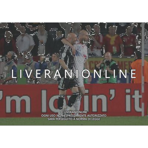 Spagna - Francia Mondiali Germania 27/06/2006 nella foto ZINEDINE ZIDANE E FABIEN BARTHEZ A FINE GARA ph luzzani/ag. aldo liverani