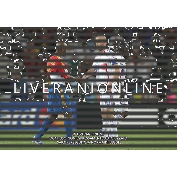 Spagna - Francia Mondiali Germania 27/06/2006 nella foto ZINEDINE ZIDANE CON SENNA A FINE GARA ph luzzani/ag. aldo liverani