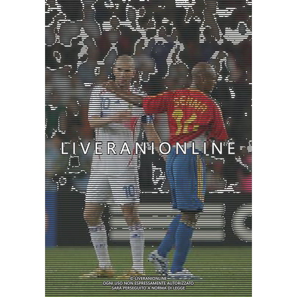 Spagna - Francia Mondiali Germania 27/06/2006 nella foto ZINEDINE ZIDANE CON SENNA A FINE GARA ph luzzani/ag. aldo liverani
