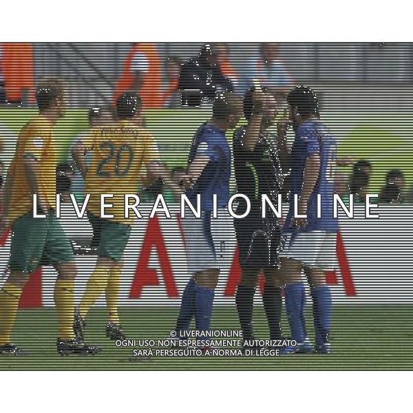 Kaiserslautern (GER) 26-06-2006 World Cup Germany 2006 italia-australia 1:0 Mondiali Germania 2006 nella foto proteste con arbitro cantalejo per ammonizione di gattuso ph marco luzzani/ag aldo liverani s.a.s.