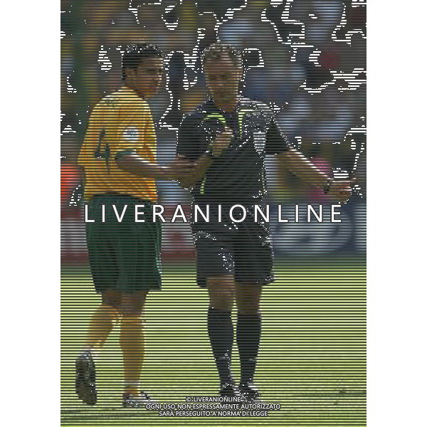 Kaiserslautern (GER) 26-06-2006 World Cup Germany 2006 italia-australia 1:0 Mondiali Germania 2006 nella foto arbitro cantalejo con cahill ph marco luzzani/ag aldo liverani s.a.s.