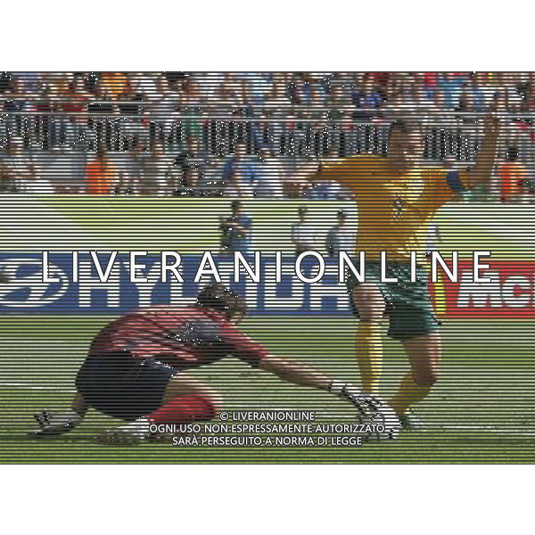 Kaiserslautern (GER) 26-06-2006 World Cup Germany 2006 italia-australia 1:0 Mondiali Germania 2006 nella foto gianluigi buffon con Viduka ph marco luzzani/ag aldo liverani s.a.s.