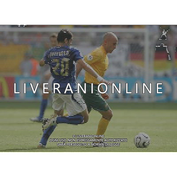 Kaiserslautern (GER) 26-06-2006 World Cup Germany 2006 italia-australia 1:0 Mondiali Germania 2006 nella foto simone perrotta con mark bresciano ph marco luzzani/ag aldo liverani s.a.s.