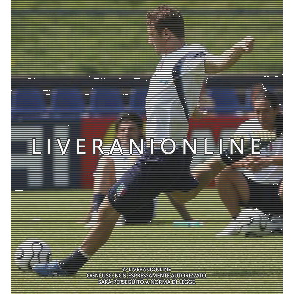 Duisburg 29 giugno 2006 Allenamento nazionale italiana presso il centro sportivo MSV Duisburg nella foto: Totti Francesco prova i calci di rigore foto Andry / Ag. Aldo Liverani