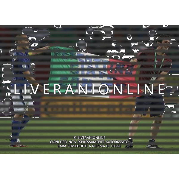 Italia - Ucraina Mondiali Germania 30/06/2006 nella foto ciro ferrara e fabio cannavaro mostrano uno striscione per pessotto a fine gara ph luzzani/ag. aldo liverani