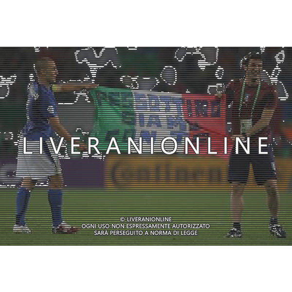 Italia - Ucraina Mondiali Germania 30/06/2006 nella foto ciro ferrara e fabio cannavaro mostrano uno striscione per pessotto a fine gara ph luzzani/ag. aldo liverani