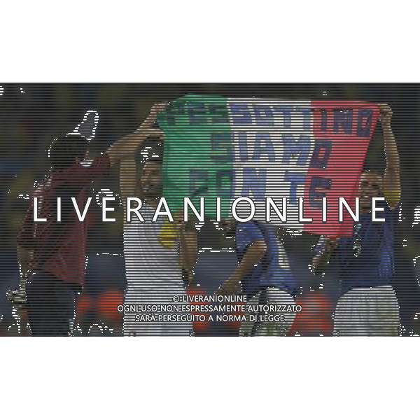 Italia - Ucraina Mondiali Germania 30/06/2006 nella foto gianluigi buffon gianluca zambrotta e fabio cannavaro mostrano uno striscione per pessotto a fine gara ph luzzani/ag. aldo liverani