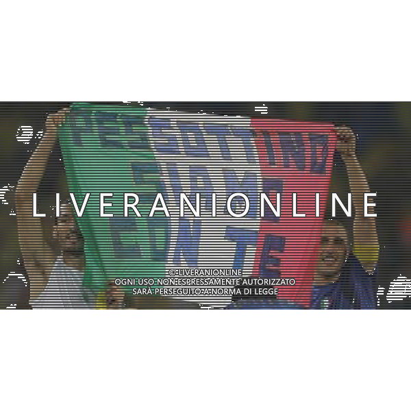 Italia - Ucraina Mondiali Germania 30/06/2006 nella foto gianluca zambrotta e fabio cannavaro mostrano uno striscione per pessotto a fine gara ph luzzani/ag. aldo liverani