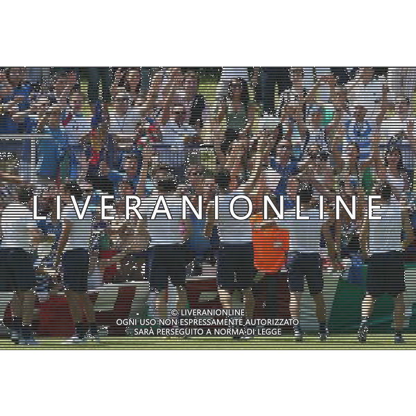 Duisburg 1 luglio 2006 Allenamento della nazionale italiana presso il centro sportivo MSV Duisburg nella foto: i giocatori regalano le maglie d\'allenamento ai tifosi presenti al centro sportivo foto Andry / Ag. Aldo Liverani