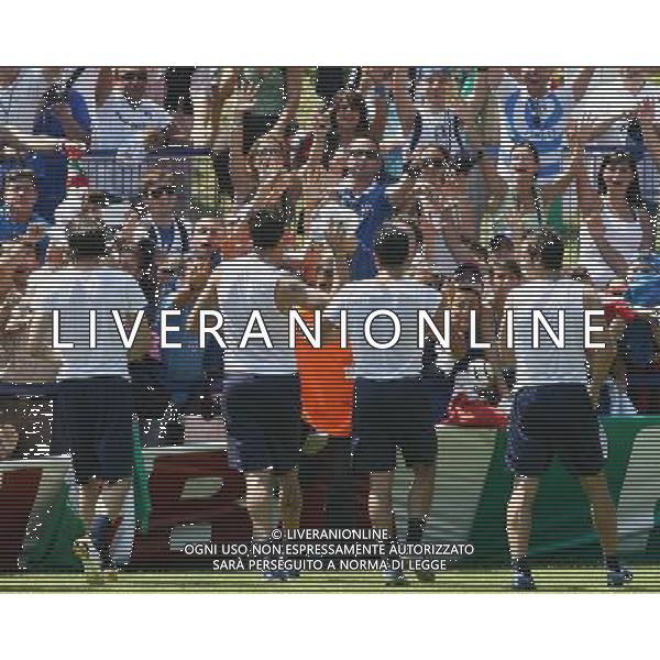 Duisburg 1 luglio 2006 Allenamento della nazionale italiana presso il centro sportivo MSV Duisburg nella foto: i giocatori regalano le maglie d\'allenamento ai tifosi presenti al centro sportivo foto Andry / Ag. Aldo Liverani