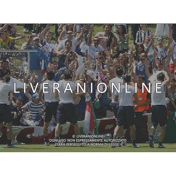 Duisburg 1 luglio 2006 Allenamento della nazionale italiana presso il centro sportivo MSV Duisburg nella foto: i giocatori regalano le maglie d\'allenamento ai tifosi presenti al centro sportivo foto Andry / Ag. Aldo Liverani