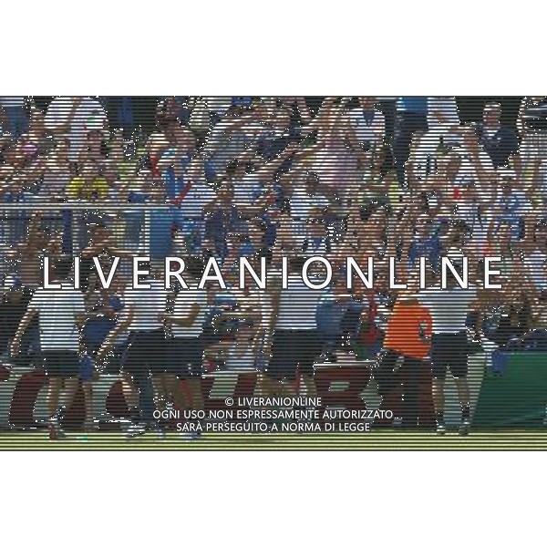 Duisburg 1 luglio 2006 Allenamento della nazionale italiana presso il centro sportivo MSV Duisburg nella foto: i giocatori regalano le maglie d\'allenamento ai tifosi presenti al centro sportivo foto Andry / Ag. Aldo Liverani