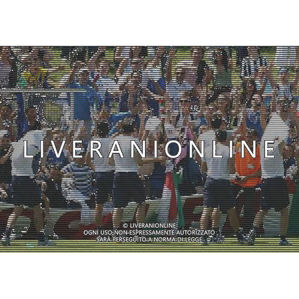 Duisburg 1 luglio 2006 Allenamento della nazionale italiana presso il centro sportivo MSV Duisburg nella foto: i giocatori regalano le maglie d\'allenamento ai tifosi presenti al centro sportivo foto Andry / Ag. Aldo Liverani