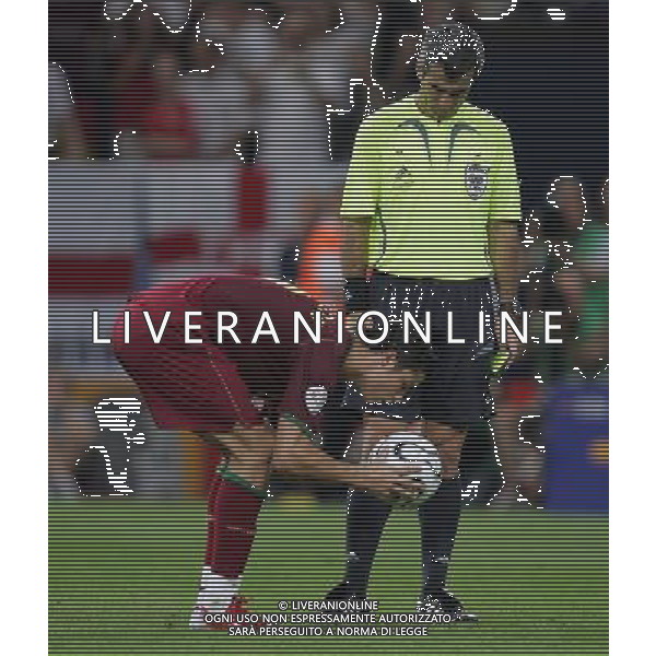 Inghilterra - portogallo Mondiali germania 01/07/2006 nella foto cristiano Ronaldo sistema la palla del rigore della vittoria pic by Marcello Pozzetti/ag. aldo liverani 