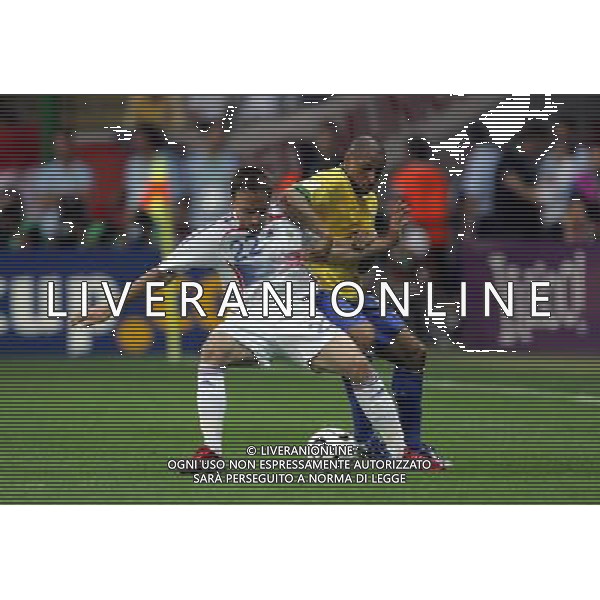 brasile - francia mondiali germania 01/07/2006 nella foto roberto carlos e ribery ph luzzani/ag. aldo liverani