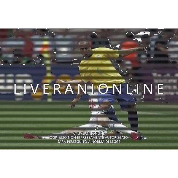 brasile - francia mondiali germania 01/07/2006 nella foto roberto carlos e ribery ph luzzani/ag. aldo liverani