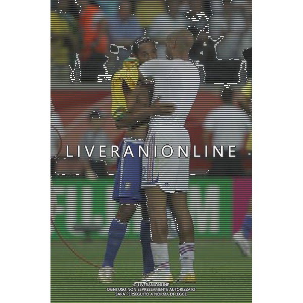 brasile - francia mondiali germania 01/ nella foto thierry henry e ronaldinho a fine gara ph luzzani/ag. aldo liverani
