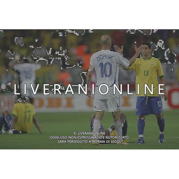 brasile - francia mondiali germania 01/ nella foto il saluto di zindine zidane con cicinho ph luzzani/ag. aldo liverani