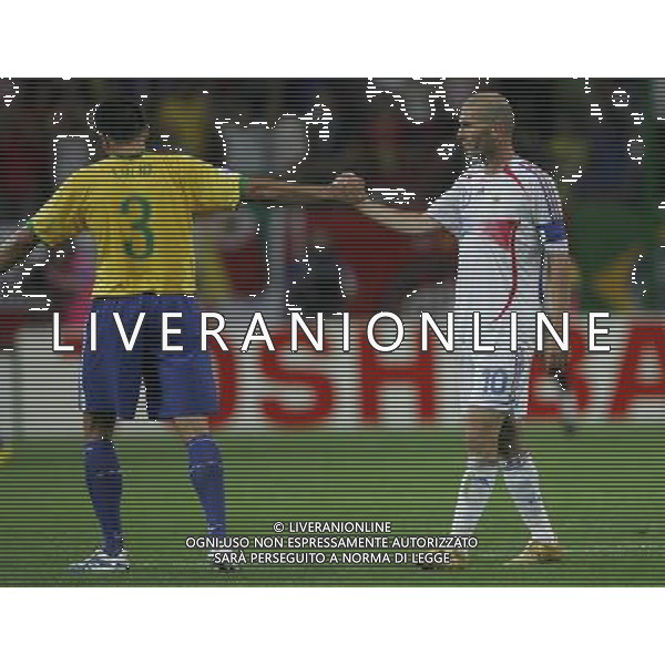 brasile - francia mondiali germania 01/ nella foto il saluto di zinedine zidane con lucio a fine gara ph luzzani/ag. aldo liverani