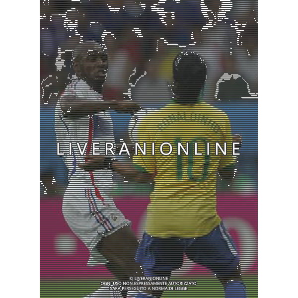 Francoforte 01-07-2006 World Cup Germany 2006 brasile-francia 0:1 nella foto vieira e ronaldinho ph marco luzzani/ag aldo liverani s.a.s.