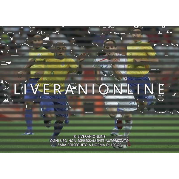 Francoforte 01-07-2006 World Cup Germany 2006 brasile-francia 0:1 nella foto roberto carlos e ribery ph marco luzzani/ag aldo liverani s.a.s.