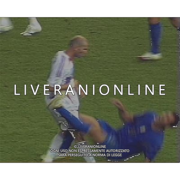 Italia - Francia Stadio di Berlino Finale Mondiali Germania 09/07/2006 nella foto la testata di zinedine zidane a marco materazzi per la quale verra\' espulso obbligatorio citare la fonte televisiva (sky) ph luzzani/ag. aldo liverani