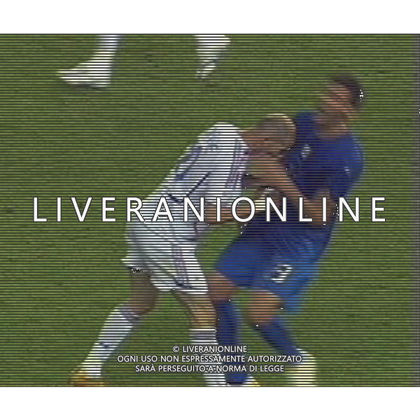 Italia - Francia Stadio di Berlino Finale Mondiali Germania 09/07/2006 nella foto la testata di zinedine zidane a marco materazzi per la quale verra\' espulso obbligatorio citare la fonte televisiva (sky) ph luzzani/ag. aldo liverani