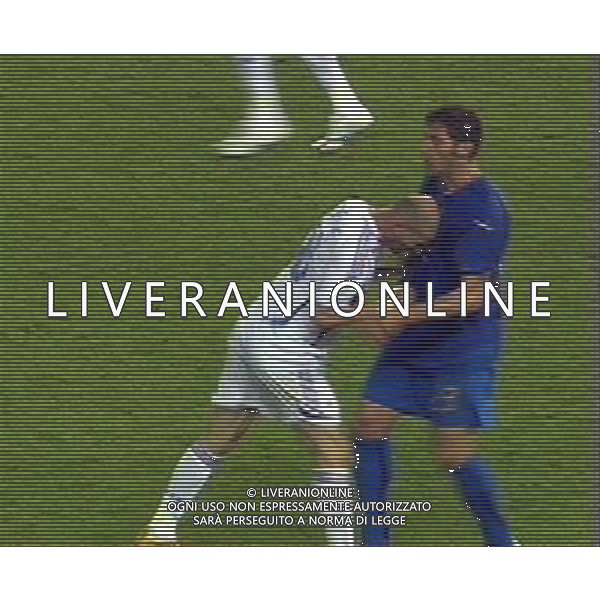 Italia - Francia Stadio di Berlino Finale Mondiali Germania 09/07/2006 nella foto la testata di zinedine zidane a marco materazzi per la quale verra\' espulso obbligatorio citare la fonte televisiva (sky) ph luzzani/ag. aldo liverani