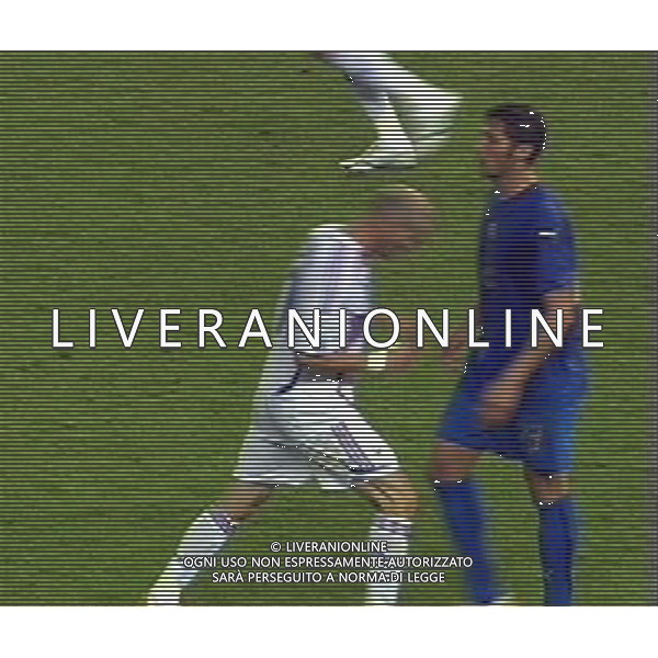 Italia - Francia Stadio di Berlino Finale Mondiali Germania 09/07/2006 nella foto la testata di zinedine zidane a marco materazzi per la quale verra\' espulso obbligatorio citare la fonte televisiva (sky) ph luzzani/ag. aldo liverani