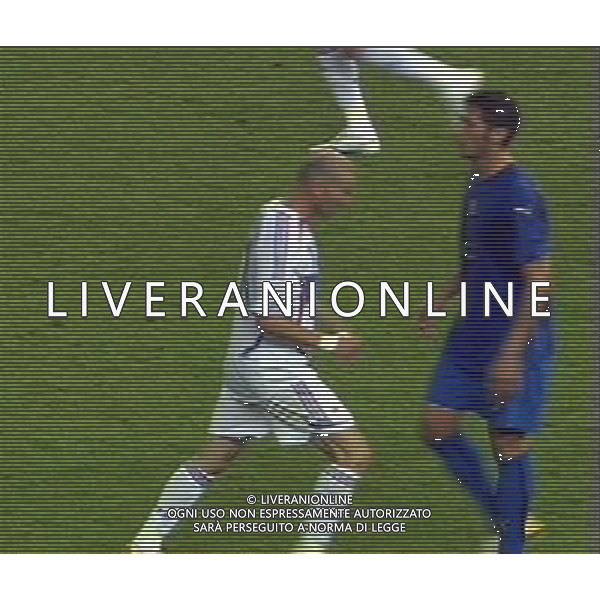 Italia - Francia Stadio di Berlino Finale Mondiali Germania 09/07/2006 nella foto la testata di zinedine zidane a marco materazzi per la quale verra\' espulso obbligatorio citare la fonte televisiva (sky) ph luzzani/ag. aldo liverani