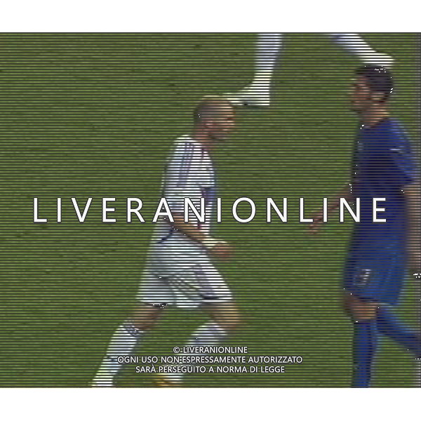 Italia - Francia Stadio di Berlino Finale Mondiali Germania 09/07/2006 nella foto la testata di zinedine zidane a marco materazzi per la quale verra\' espulso obbligatorio citare la fonte televisiva (sky) ph luzzani/ag. aldo liverani