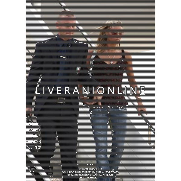 Arrivo dei giocatori Vincitori dei Campionati Mondiali Germania 2006 all\' aeroporto Militare di Pratica di Mare a Roma 10/07/2006 nella foto Daniele De Rossi con la moglie Tamara Pisnoli ph corradetti/ag. aldo liverani