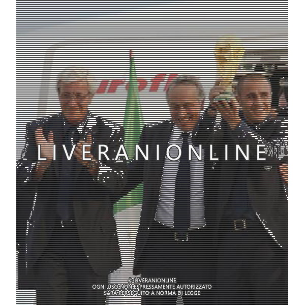 Arrivo dei giocatori Vincitori dei Campionati Mondiali Germania 2006 all\' aeroporto Militare di Pratica di Mare a Roma 10/07/2006 nella foto Marcello lippi Giancarlo Abete e Fabio Cannavaro con la coppa ph corradetti/ag. aldo liverani