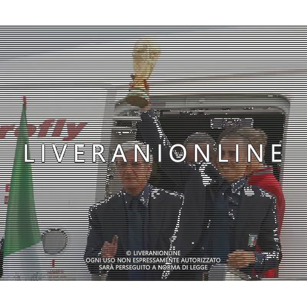 Arrivo dei giocatori Vincitori dei Campionati Mondiali Germania 2006 all\' aeroporto Militare di Pratica di Mare a Roma 10/07/2006 nella foto Marcello lippi e Fabio Cannavaro con la coppa ph corradetti/ag. aldo liverani