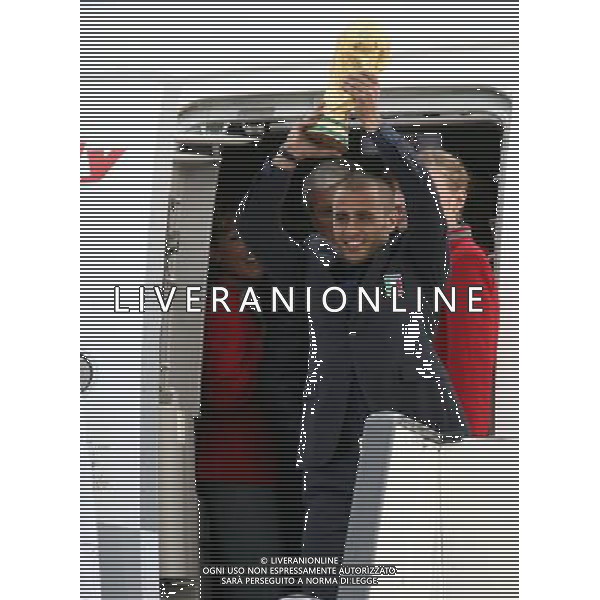 Arrivo dei giocatori Vincitori dei Campionati Mondiali Germania 2006 all\' aeroporto Militare di Pratica di Mare a Roma 10/07/2006 nella foto Fabio Cannavaro con la coppa ph corradetti/ag. aldo liverani