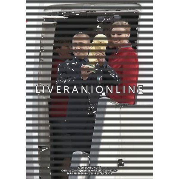 Arrivo dei giocatori Vincitori dei Campionati Mondiali Germania 2006 all\' aeroporto Militare di Pratica di Mare a Roma 10/07/2006 nella foto Fabio Cannavaro con la coppa ph corradetti/ag. aldo liverani