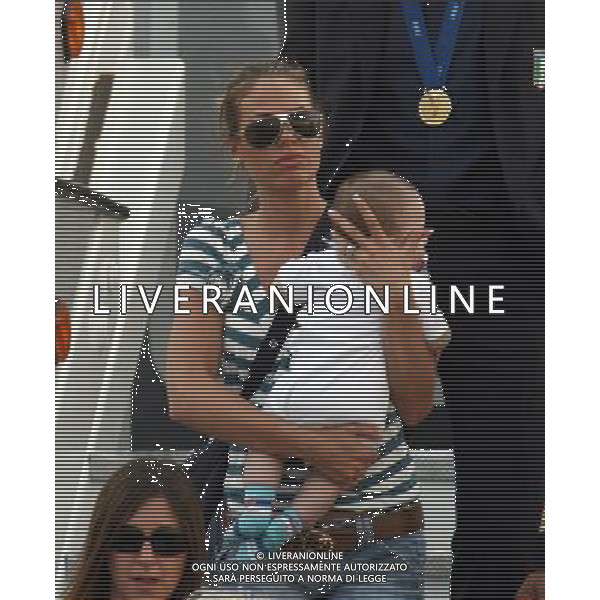 Arrivo dei giocatori Vincitori dei Campionati Mondiali Germania 2006 all\' aeroporto Militare di Pratica di Mare a Roma 10/07/2006 nella foto Ilary Blasi con il figlio christian totti ph corradetti/ag. aldo liverani