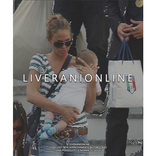 Arrivo dei giocatori Vincitori dei Campionati Mondiali Germania 2006 all\' aeroporto Militare di Pratica di Mare a Roma 10/07/2006 nella foto Ilary Blasi con il figlio christian totti ph corradetti/ag. aldo liverani