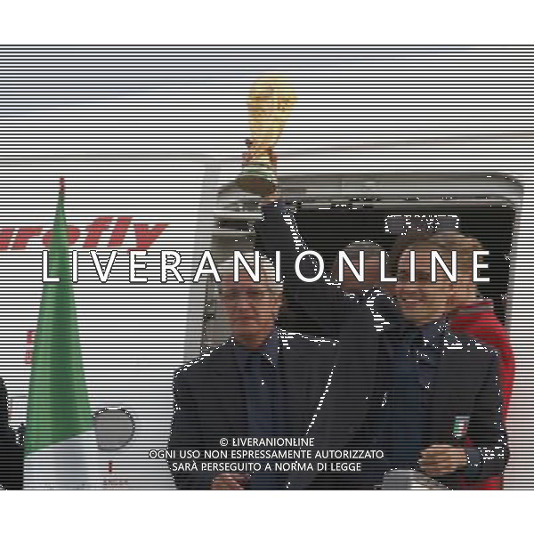 Arrivo dei giocatori Vincitori dei Campionati Mondiali Germania 2006 all\' aeroporto Militare di Pratica di Mare a Roma 10/07/2006 nella foto marcello lippi con fabio cannavaro con la coppa ph corradetti/ag. aldo liverani