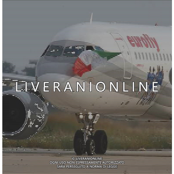 Arrivo dei giocatori Vincitori dei Campionati Mondiali Germania 2006 all\' aeroporto Militare di Pratica di Mare a Roma 10/07/2006 nella foto l\'aereo atterrato con la bandiera italiana che sventola ph corradetti/ag. aldo liverani