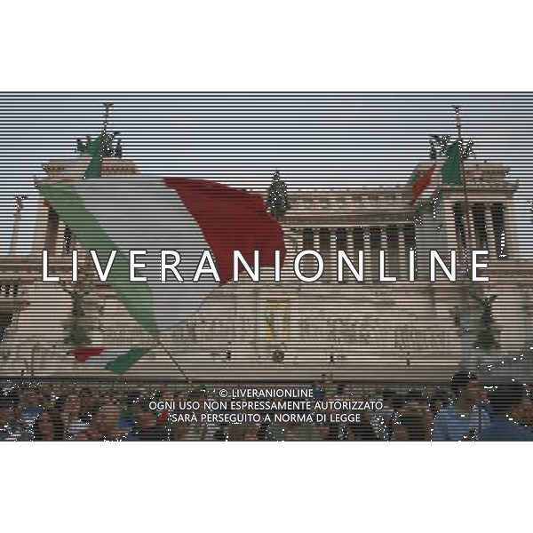 Arrivo dei giocatori Vincitori dei Campionati Mondiali Germania 2006 a Roma 10/07/2006 nella foto i festeggiamenti dei tifosi a Piazza Venezia ph corradetti/ag. aldo liverani