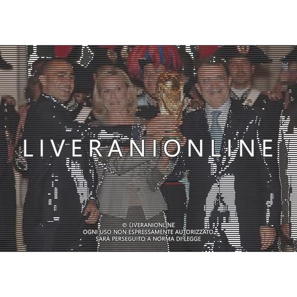 ROMA, 10 LUGLIO 2006 ITALIA CAMPIONE DEL MONDO DI CALCIO A PALAZZO CHIGI. NELLA FOTO: ROMANO PRODI E FABIO CANNAVARO CON LA COPPA DEL MONDO CON GIOVANNA MELANDRI PH AGENZIA ALDO LIVERANI