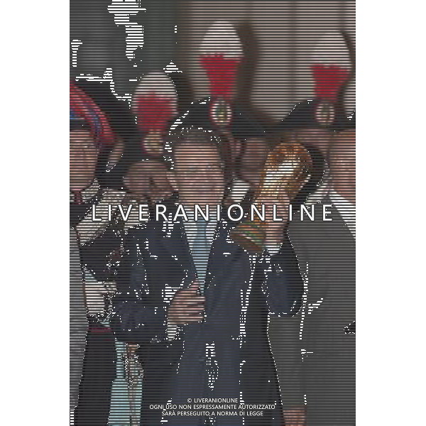 ROMA, 10 LUGLIO 2006 ITALIA CAMPIONE DEL MONDO DI CALCIO A PALAZZO CHIGI. NELLA FOTO: ROMANO PRODI CON LA COPPA DEL MONDO . PH AGENZIA ALDO LIVERANI