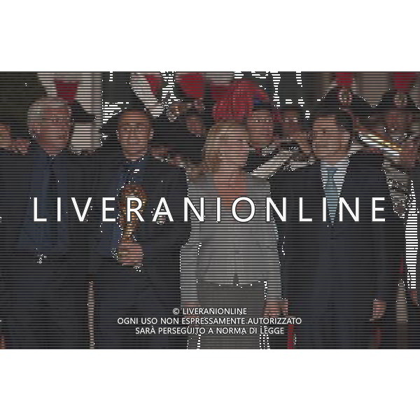 ROMA, 10 LUGLIO 2006 ITALIA CAMPIONE DEL MONDO DI CALCIO A PALAZZO CHIGI. NELLA FOTO: ROMANO PRODI E FABIO CANNAVARO CON LA COPPA DEL MONDO CON MARCELLO LIPPI E GIOVANNA MELANDRI PH AGENZIA ALDO LIVERANI