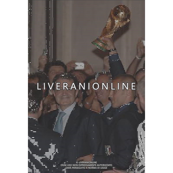 ROMA, 10 LUGLIO 2006 ITALIA CAMPIONE DEL MONDO DI CALCIO A PALAZZO CHIGI. NELLA FOTO: ROMANO PRODI E FABIO CANNAVARO CON LA COPPA DEL MONDO PH AGENZIA ALDO LIVERANI