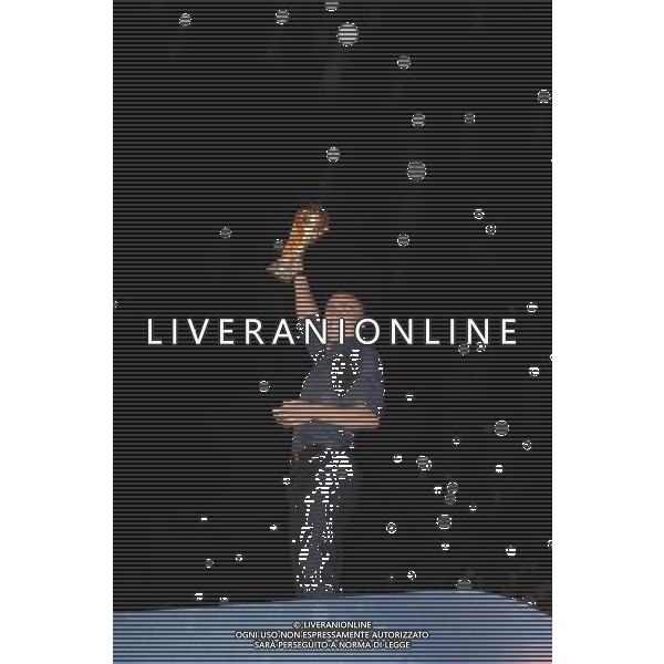 ROMA, 10 LUGLIO 2006 ITALIA CAMPIONE DEL MONDO DI CALCIO A PALAZZO CHIGI. NELLA FOTO: FABIO CANNAVARO SUL BUS SCOPERTO CHE PORTA LA NAZIONALE DA PALAZZO CHIGI AL CIRCO MASSIMO PH AGENZIA ALDO LIVERANI