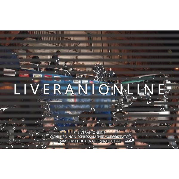 ROMA, 10 LUGLIO 2006 ITALIA CAMPIONE DEL MONDO DI CALCIO A PALAZZO CHIGI. NELLA FOTO: IL BUS SCOPERTO CHE PORTA LA NAZIONALE DA PALAZZO CHIGI AL CIRCO MASSIMO PH AGENZIA ALDO LIVERANI
