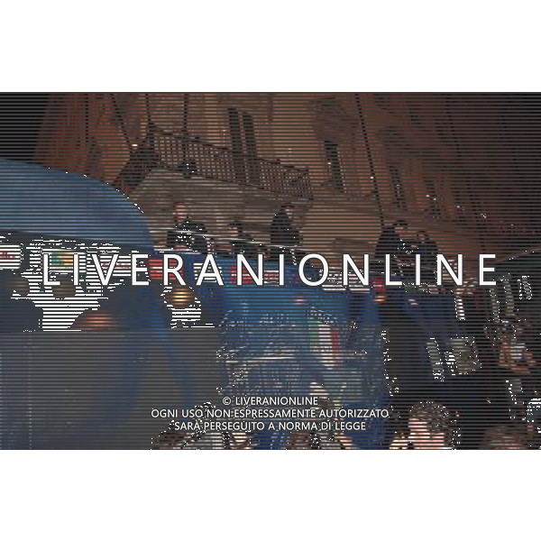 ROMA, 10 LUGLIO 2006 ITALIA CAMPIONE DEL MONDO DI CALCIO A PALAZZO CHIGI. NELLA FOTO: IL BUS SCOPERTO CHE PORTA LA NAZIONALE DA PALAZZO CHIGI AL CIRCO MASSIMO PH AGENZIA ALDO LIVERANI